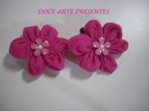 par de presilhas flor de fuxico rosa