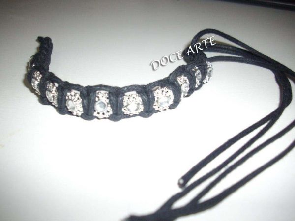 pulseira preta com strass de flor