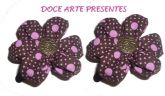 PAR DE PRESILHAS EM FLOR DE FUXICO