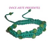 pulseira verde com bolinhas verdes