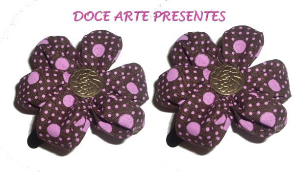 PAR DE PRESILHAS EM FLOR DE FUXICO