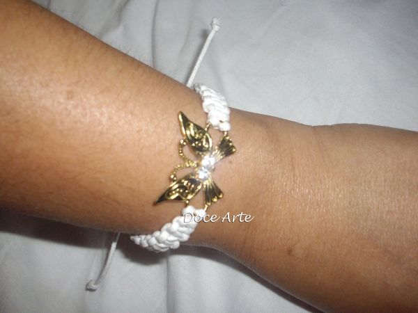 PULSEIRA EM MACRAMÊ BRANCA BORBOLETA